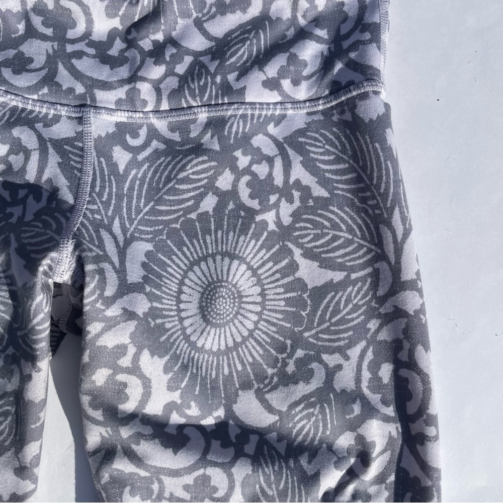Lululemon Wunder Under Crop Legging Fossil Grey Beachy Floral w white Rare 6 - Picture 5 of 10